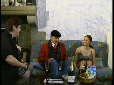 Brünettes Teen mit dicken Titten steht auf Alt und Jung