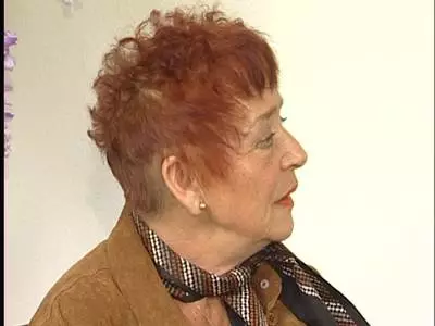 Rothaarige Oma wird in ihre behaarte Möse gefickt