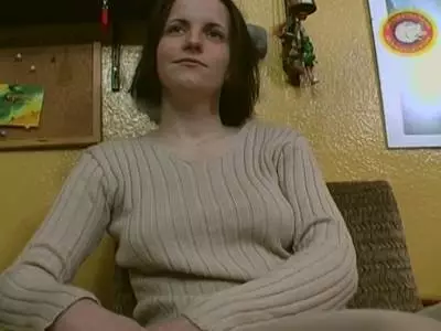 Brünette Amateurin masturbiert rasierte Muschi Brünette Amateurin masturbiert rasierte Muschi