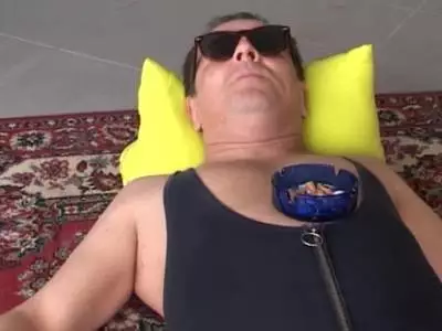 Mitten im Wohnzimmer wird die willige Amateurhure mit einem besonderen Schwanzersatz gebumst