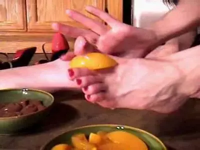 Sexy Amateurin mit einer haarigen Pussy zeigt ihre Füße