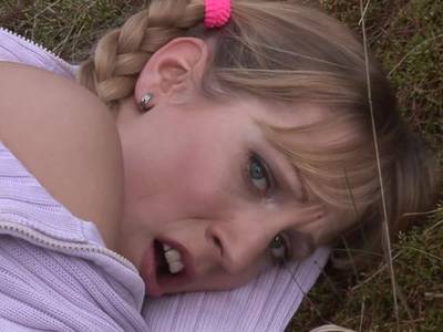 Zwei Schwänze ficken rasiertes Teen Zwei Schwänze ficken rasiertes Teen
