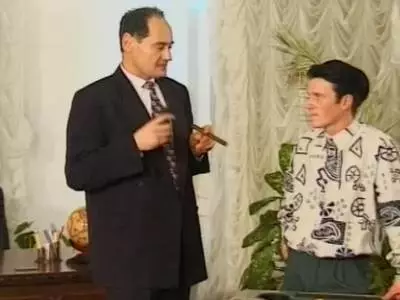 Schlanke Milf in pinken Mini Kleid lässt sich die Pussy heftig bumsen