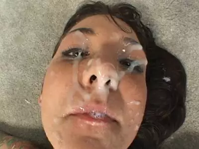 Brünette MILF liebt Bukkake und Interracial Gruppensex