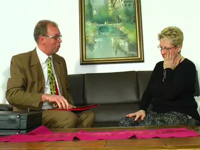 Eine notgeile GILF lässt sich die triefende Muschi rammeln