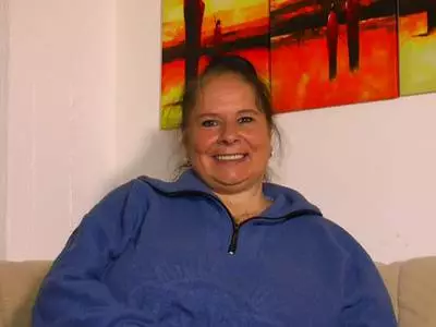 Ein gieriges Flittchen mit fettem Hintern nagelt sich selbst