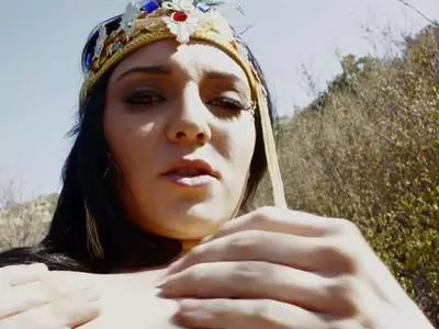 Outdoor fickt der steife Schwanz das geile Flittchen im Kleopatra Köstüm