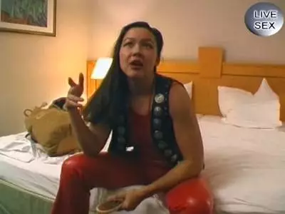 Borstige Amateur Pussy wird mit einem Sextoy genagelt