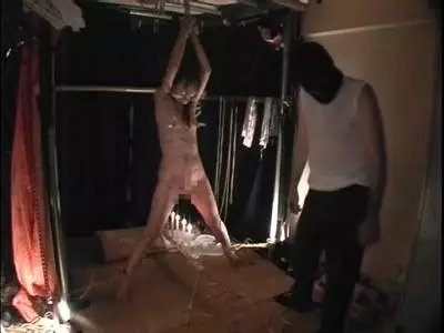 Attraktive gefesselte Asiatin wird gewaltig misshandelt