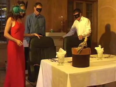 Dank ihrer Verhüllung haben die Swingerfreunde noch versauteren Spass