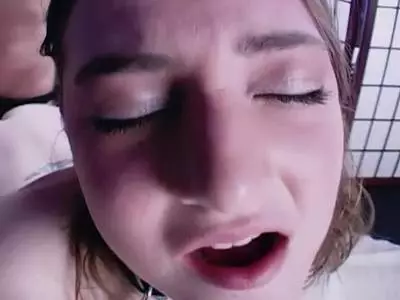 Die Lesbe in den Lackstiefeln bestraft ihre willige Partnerin