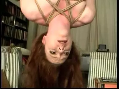 Die sexy Bitch wird erst hart gefesselt und dann kopfüber aufgehängt