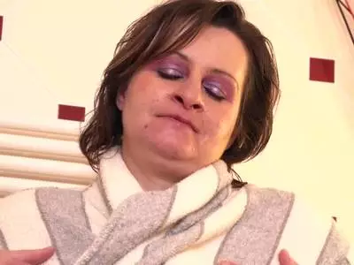 Die versaute Frau zeigt ihre dicken feuchten Hupen