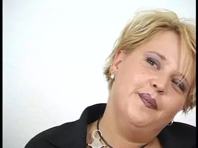 Spitzer Mann bekommt einen Blowjob von scharfer BBW