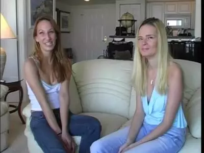 Geile Blondine bumst ihre Gefährtin mit einem dicken Umschnall Schwanz