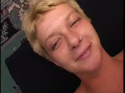 Versautes Weib bekommt mehrere pralle Wichsportionen ins Gesicht
