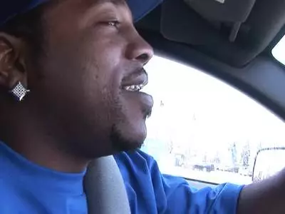 Das junge Girl leckt den prallen Schoko Schwanz