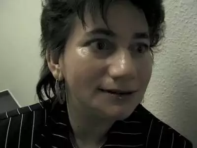 Geile Hure zieht sich vor der Cam aus