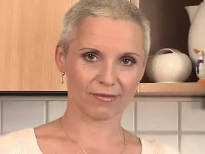 Heiße Oma mit kurzen Haaren besorgt es sich unbeobachtet in der Küche