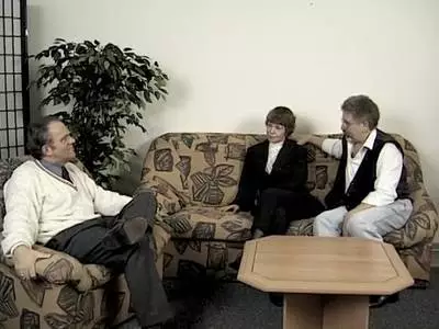 Steife Schwänze werden von Granny beim Gruppensex gelutscht