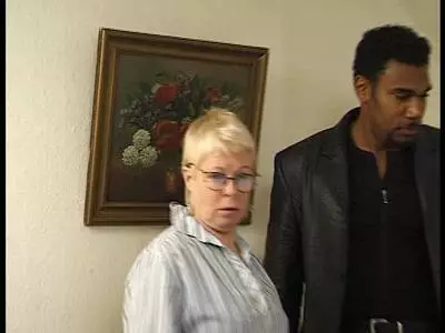 Weiße Gilf lässt sich von schwarzem Mann bumsen
