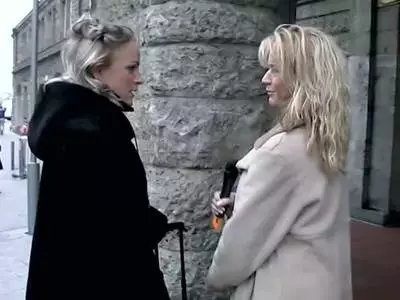 Blondgefärbte Mutter rubbelt sich die gepiercte Fotze im Hinterhof feucht