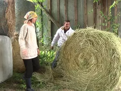 Die Lady bläst dem geilen Lover den Schwanz