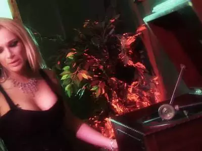 Dicke Titten Blondine in Dessous in die rasierte Muschi gefickt