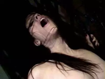 Heißes Flittchen mit kleinen Titten vögelt sich die haarige Muschi