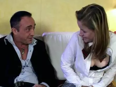 Junges Girl mit dicken Möpsen bläst fleißig einen langen Schwanz