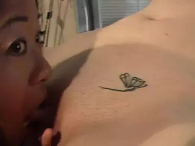 Hübsche Thai leckt eine glitschige Muschi