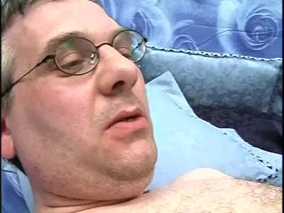 Hübsche Tranny bläst einen strammen Schwanz